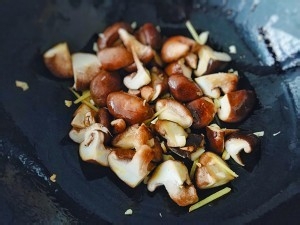 怎么做好吃美味的丝瓜炒蘑菇