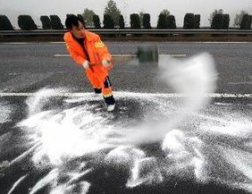 冬季路面结冰如何开车行驶