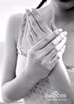 手指甲有点泛白是什么原因