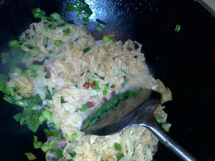 绿色食品,营养美味的蒜苗炒豆腐皮