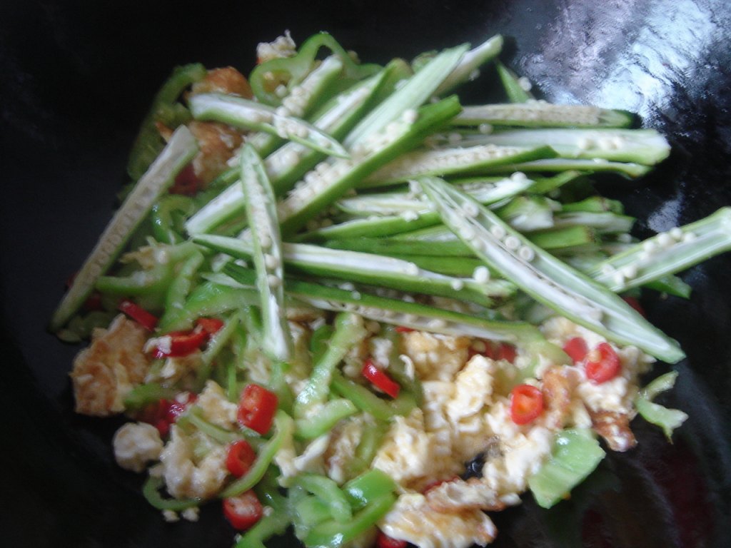 辣椒秋葵炒鸡蛋超级好吃，不会做我来教你