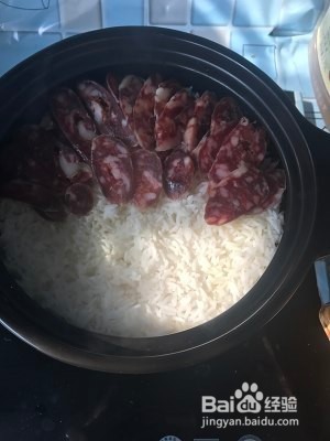 广式腊肠煲仔饭的做法