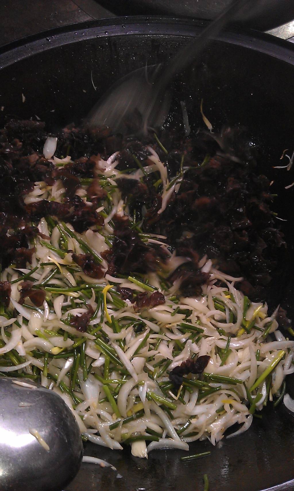 教你做蒜薹洋葱木耳炒肉，味道美极了