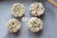 用微波炉烤出美味可口的黑胡椒烤大蒜