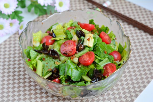 凉拌芹菜木耳油麦菜