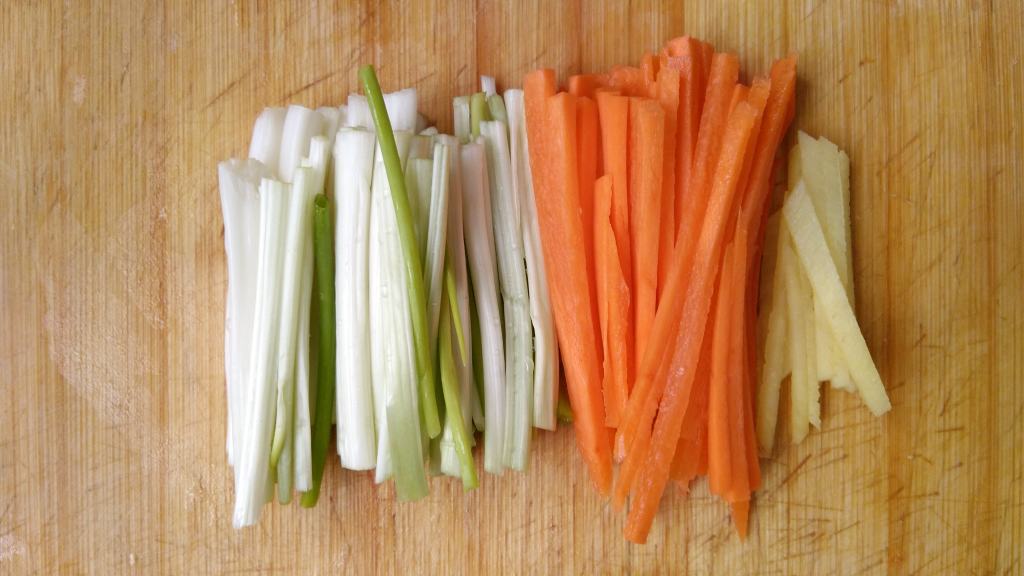 肉丝炒空心茶梗的做法,妈妈们快快点进来