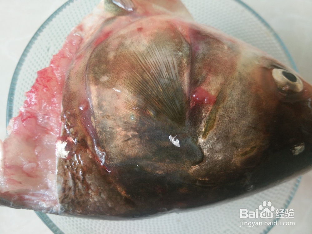 奶白色的红枣鱼头汤的做法