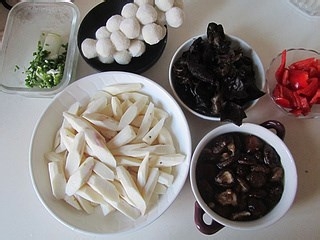 美味的山药炖鱼丸的做法