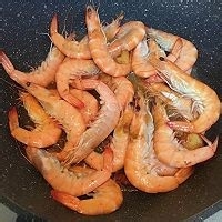 在家制作美味的什锦干锅香辣虾