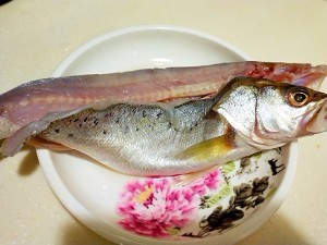 清蒸玉米鲈鱼(肉质鲜嫩)的做法