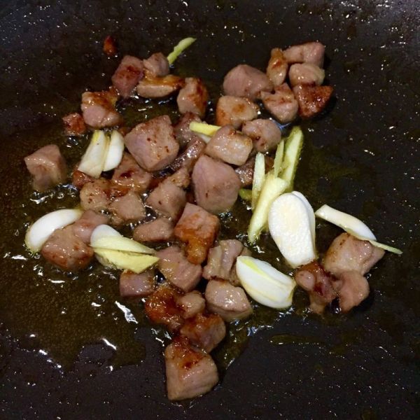 鲜百合炒猪扒粒