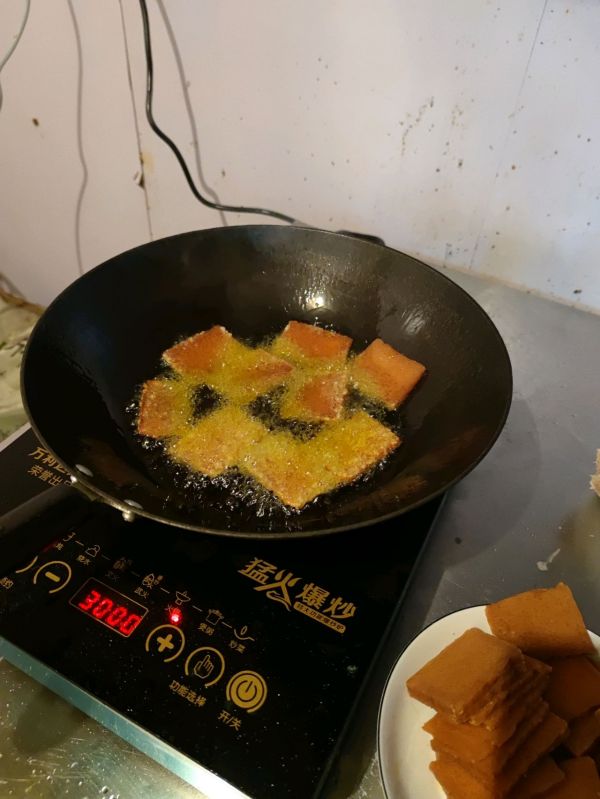 黔西黄粑炒回锅肉