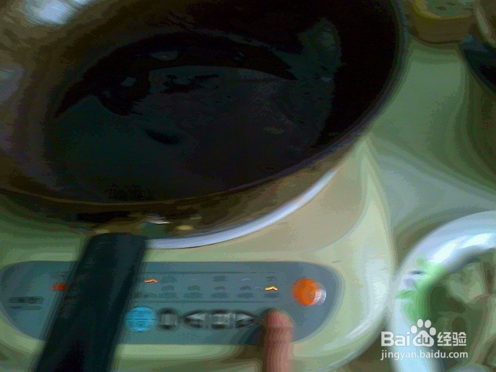 老年人怎样用电磁炉来爆炒猪肉皮芋头片