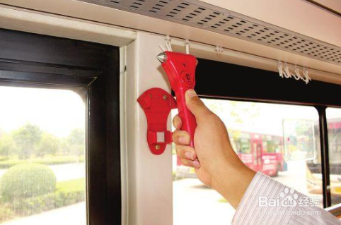 公交车或校车发生火灾时正确逃生方法