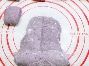 养生食补玫瑰花馒头（紫甘蓝）的做法