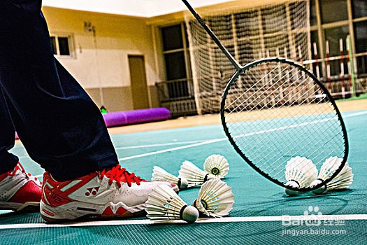 打羽毛球的技巧:正手平高球