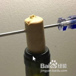 如何在没有开瓶器的情况下打开红酒