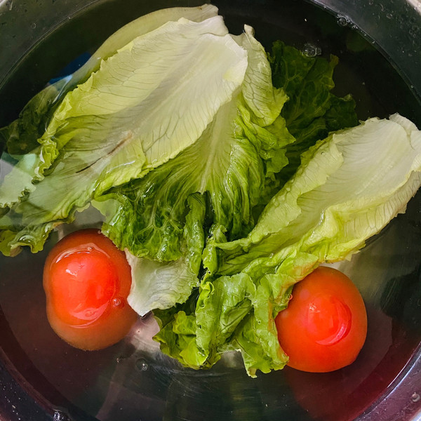 西红柿鸡蛋生菜卤牛肉煮荞麦刀削面