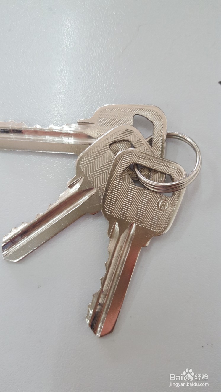 如何轻松不伤指甲从钥匙圈里取下钥匙