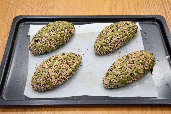 黑全麦瓜籽面包