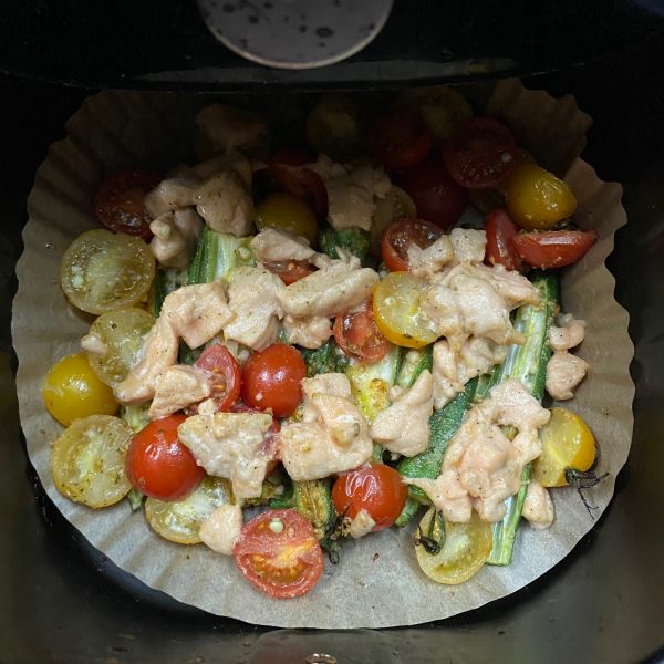 青花椒盐风味三文鱼蔬菜沙拉空气炸