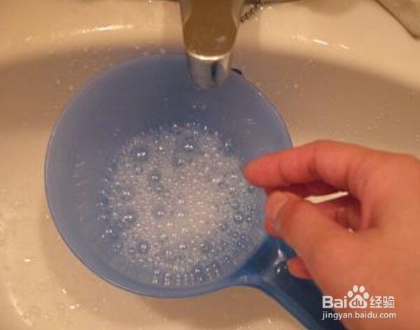 衣服上沾了油渍会很难看,怎么能快速清除?