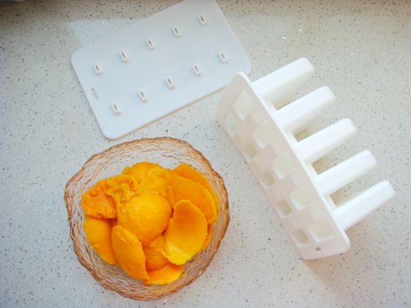 #《风味人间》美食复刻大挑战#芒果酸奶冰棒