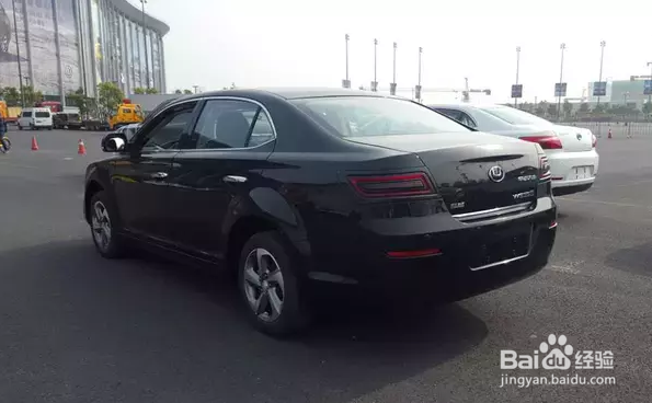 路上偶遇福特蒙迪欧，凑近一看车标却忍不住冷笑