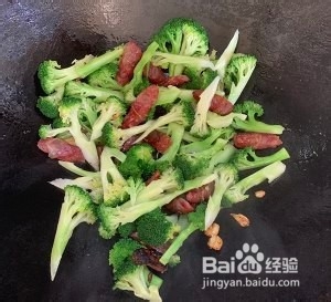 食补养生腊肠炒西兰花的做法