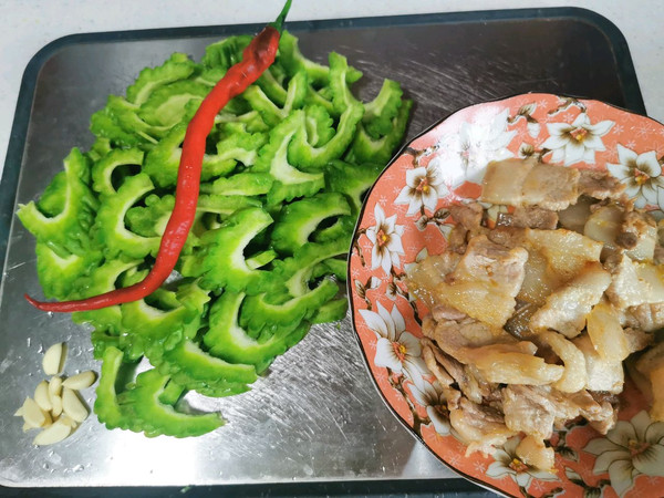 苦瓜炒五花肉片