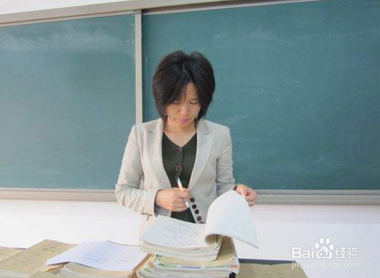 老师和学生打成一片,学生利用这捣乱,怎么办