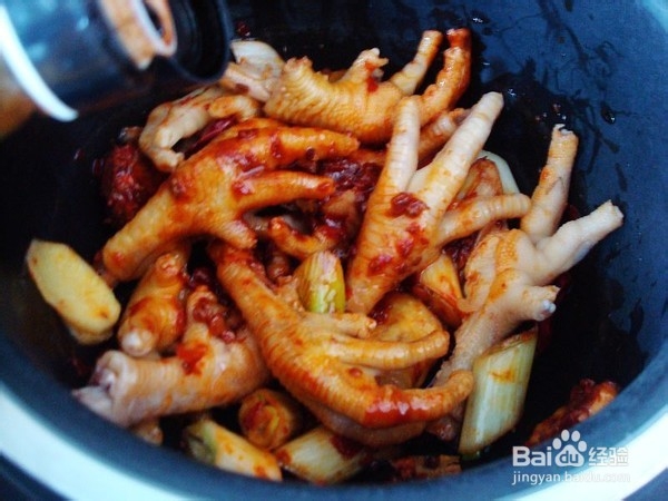 电饭煲焖鸡爪的做法