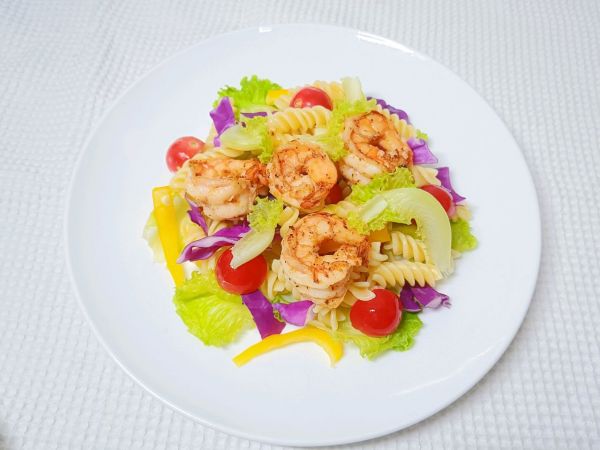 黑椒虾仁意面沙拉