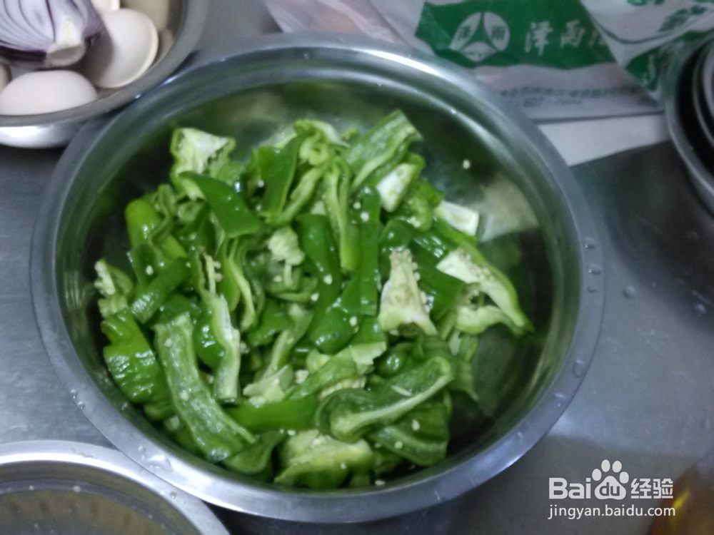 烹饪初学者版：教你怎么做青椒炒鸡蛋