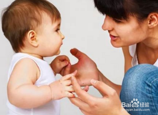 要不要给别人摸宝宝的小脸蛋?