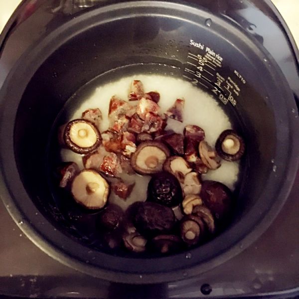 腊肠香菇煲仔饭