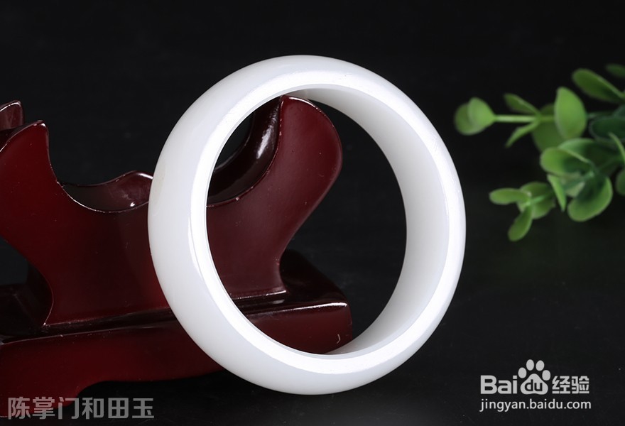 和田玉手镯佩戴在哪只手更好一些?