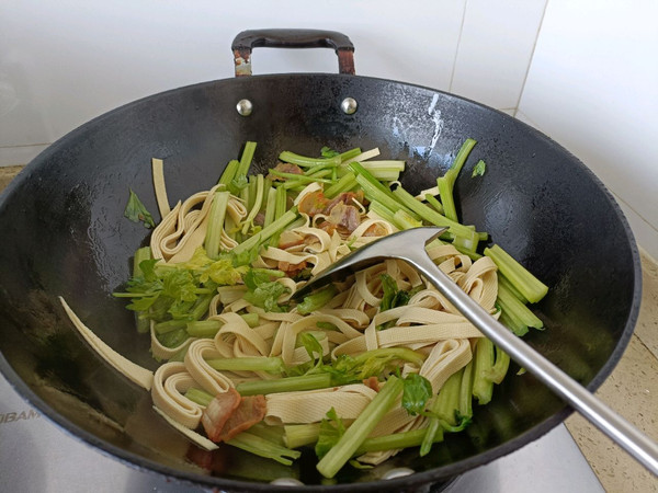 腊肉芹菜炒豆皮丝