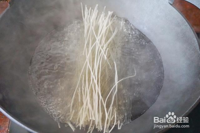 家庭自制小龙虾菌菇牛油香辣火锅