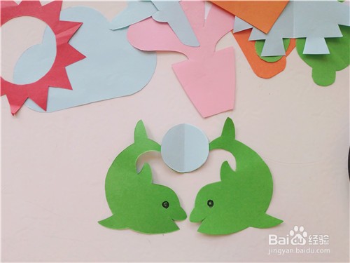 低龄儿童剪纸——怎么样用彩纸剪出连体海豚?