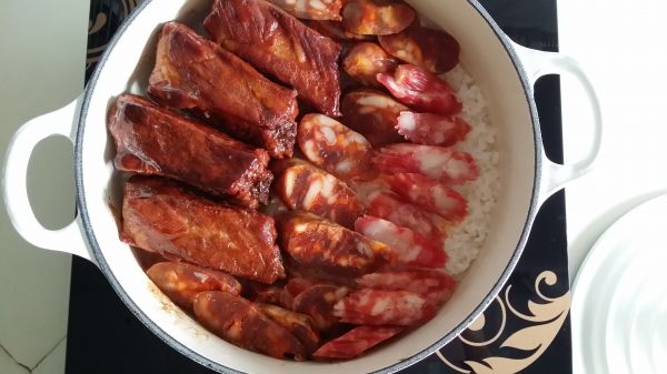 红烧排骨腊味双拼煲仔饭