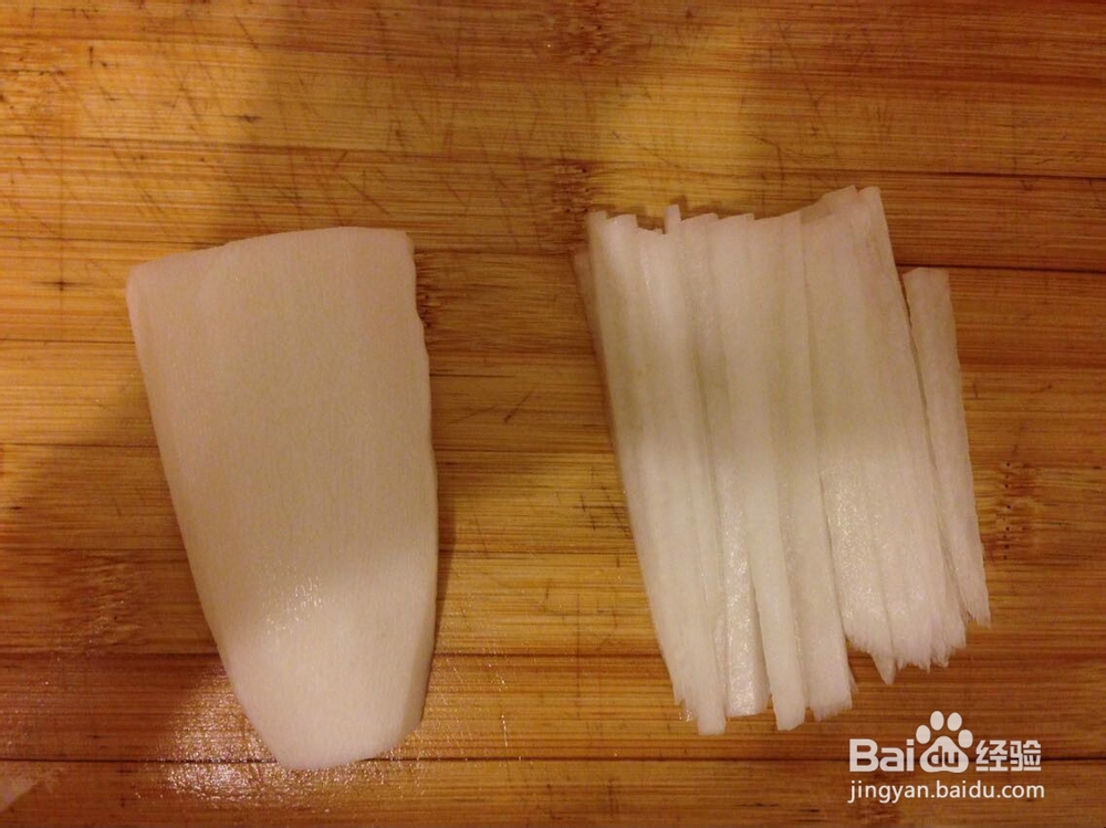 菜鸟都可以完成的鲜甜浓汤:萝卜丝鲫鱼汤