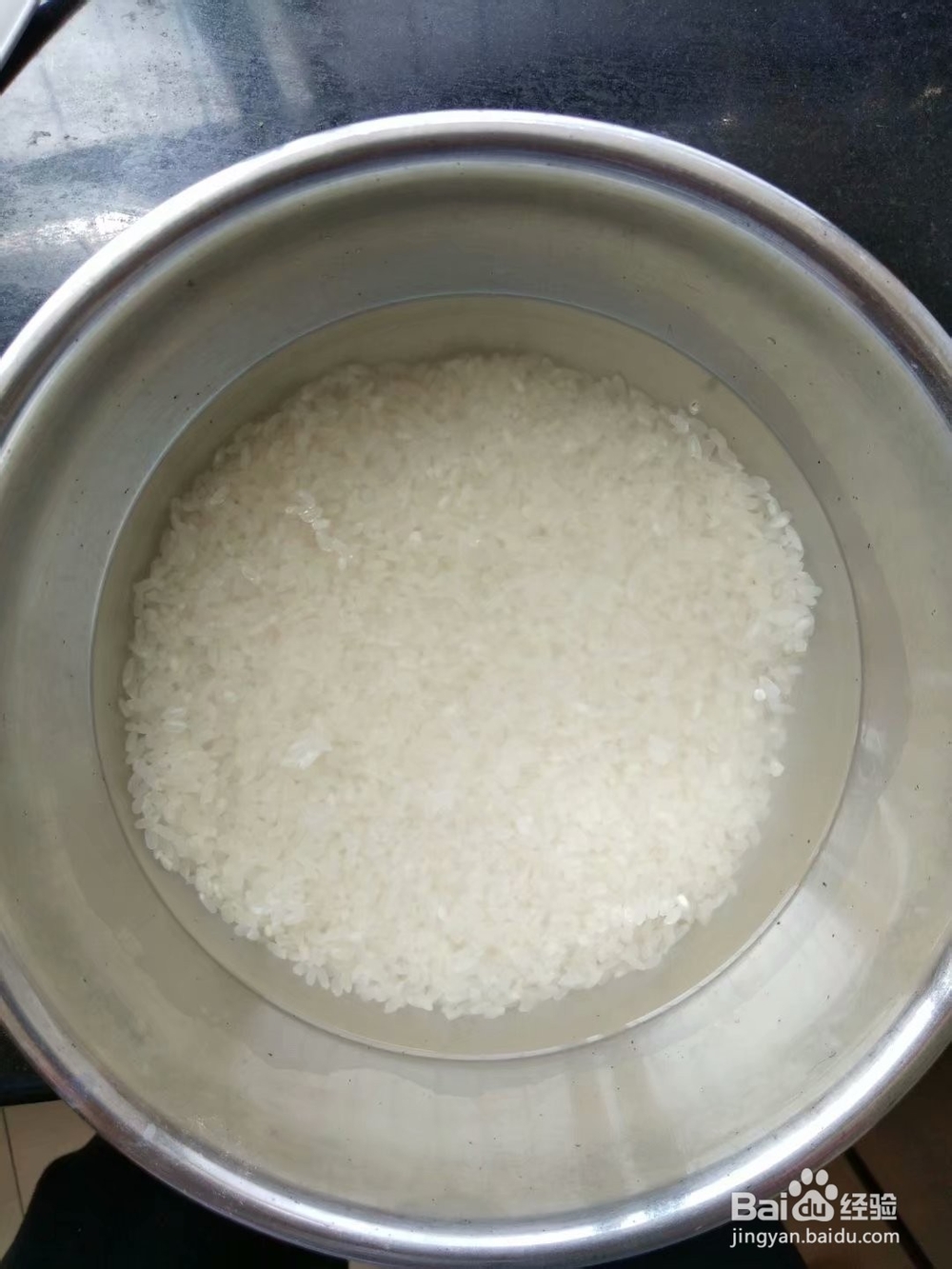 电饭煲制作美味的煲仔饭