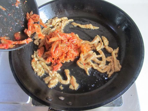 泡菜肉丝炒乌冬面