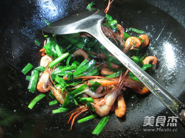 韭菜炒河虾的做法