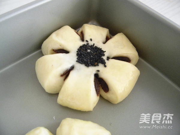 豆沙花朵面包