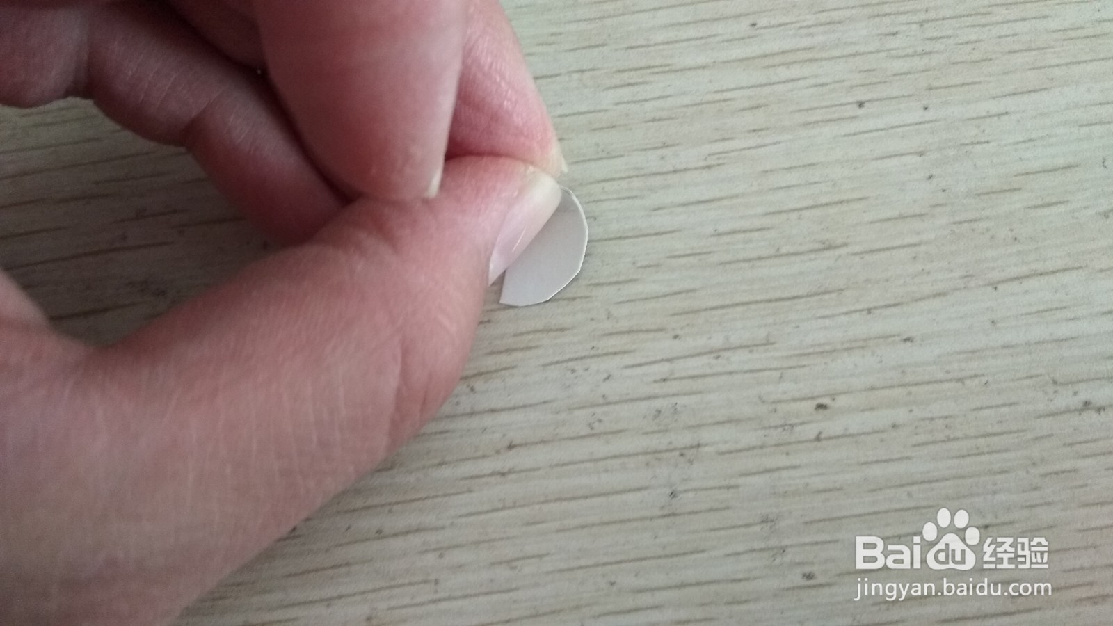 如何用两个半圆形硬卡纸做简易的中性笔的支架