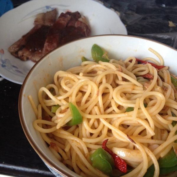 辣味蒜香吞拿鱼面