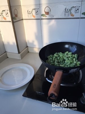 食补养生素炒蚕豆的做法