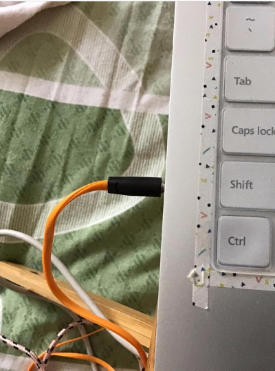 使用麦克风时，自己可以听见自己的声音，对方听不到